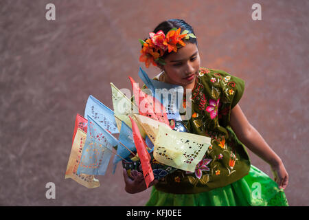 Seattle, États-Unis. 29 octobre 2017. Seattle, Washington : Alma Huasteca se produit lors du festival Día de Muertos au Seattle Center Armory. La célébration est en mémoire pour les amis et les membres de la famille qui sont morts et pour aider à soutenir leur voyage spirituel. Crédit : Paul Christian Gordon/Alay Live News Banque D'Images