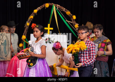 Seattle, États-Unis. 29 octobre 2017. Seattle, Washington : Alma Huasteca se produit lors du festival Día de Muertos au Seattle Center Armory. La célébration est en mémoire pour les amis et les membres de la famille qui sont morts et pour aider à soutenir leur voyage spirituel. Crédit : Paul Christian Gordon/Alay Live News Banque D'Images