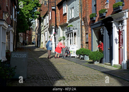 Couple sur Lombard Street pavées de Petworth, une petite ville dans le West Sussex, Angleterre, Royaume-Uni Banque D'Images