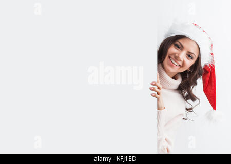 Woman in santa hat avec ouverture vierge blanc avec copyspace Banque D'Images