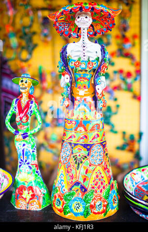 La céramique traditionnelle mexicaine colorés sur le marché de rue Banque D'Images