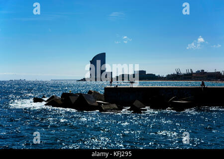 Pêcheur sur le quai sur la côte de Barcelone en 20. Septembre 2017, Espagne Banque D'Images