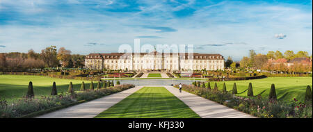 LUDWIGSBURG, ALLEMAGNE - 25 octobre 2017 : les visiteurs non identifiés à travers le parc à pied du célèbre château de Ludwigsburg et profiter de la fin d'après-midi Banque D'Images