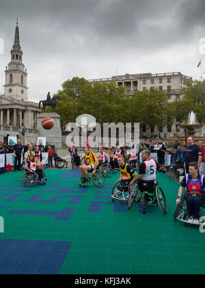 Le député britannique British & joueurs de basket-ball en fauteuil roulant à jouer au basketball en fauteuil roulant à Trafalgar Square, la sensibilisation de la Journée mondiale contre la polio. Banque D'Images