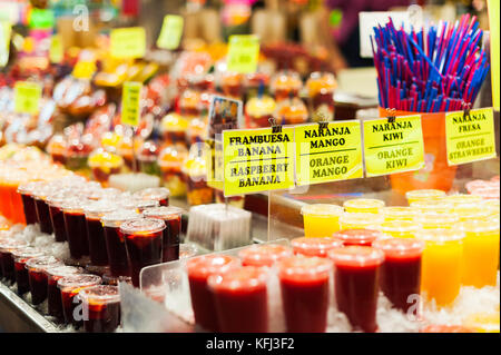 Les jus de fruits marché couvert de la Boqueria Banque D'Images