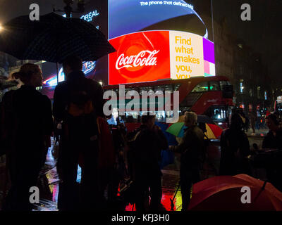 Piccadilly Circus emblématique s'allument à nouveau après 10 mois d'obscurité Banque D'Images