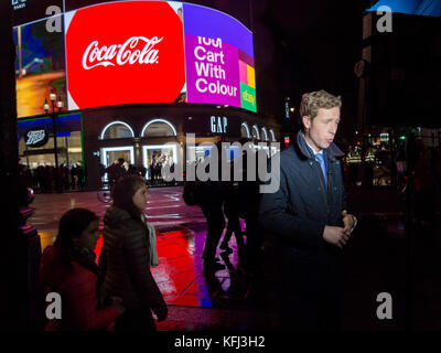 Piccadilly Circus emblématique s'allument à nouveau après 10 mois d'obscurité Banque D'Images