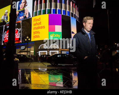 Piccadilly Circus emblématique s'allument à nouveau après 10 mois d'obscurité Banque D'Images