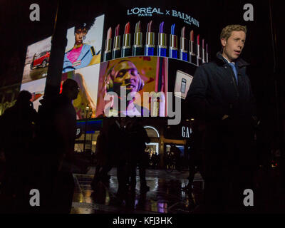 Piccadilly Circus emblématique s'allument à nouveau après 10 mois d'obscurité Banque D'Images