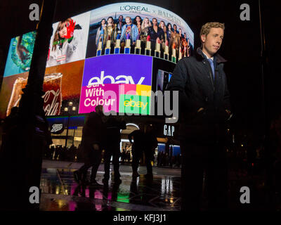 Piccadilly Circus emblématique s'allument à nouveau après 10 mois d'obscurité Banque D'Images