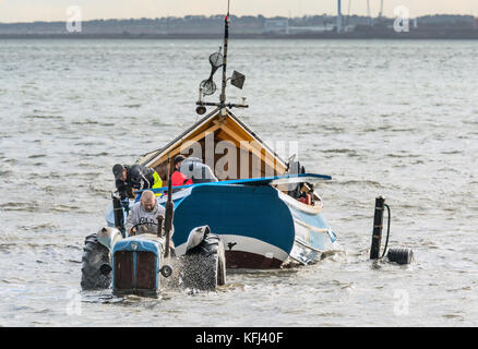 Un autre bateau de pêche à Coble est sorti de la mer après un voyage de pêche à Blyth, dans le Northumberland. Banque D'Images