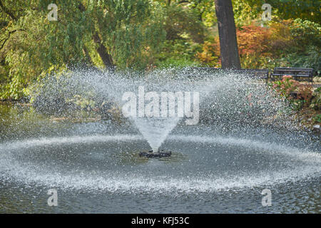 Fontaine au décor coloré d'automne des Jardins Botaniques de Basse-silésie Wroclaw Pologne Banque D'Images