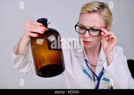 Le médecin envisage de médicament Banque D'Images