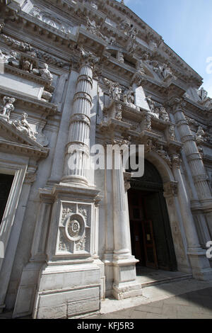 Ville de Venise Italie. Vue pittoresque sur la façade extérieure ouest de l'église Chiesa di San Moisè datant du XVIIe siècle. Banque D'Images