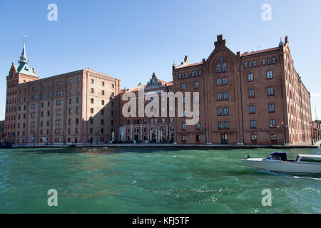 Ville de Venise en Italie. vue pittoresque de l'hôtel Hilton Molino Stucky Hotel, sur le front de l'île de Giudecca. Banque D'Images