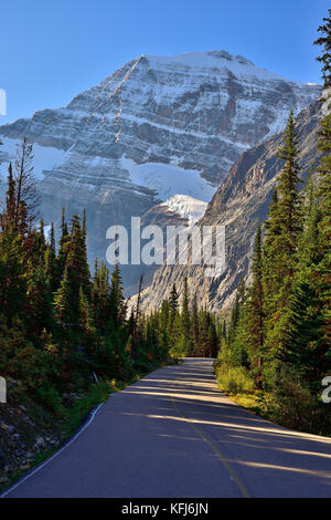 Mont Edith Cavell au bout d'une route à deux voies de montagne dans le parc national Jasper (Alberta) Canada. Banque D'Images