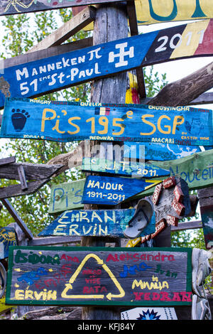 Signposts créé par le volunteerse au sanctuaire de l'ours kuterevo, Lika, Croatie. Ces signes sont apposées sur l'un des nombreux totems dans le site. Banque D'Images