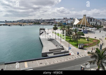 Une vue sur le front de mer de las palmas avec les gens marcher dans une journée ensoleillée Banque D'Images