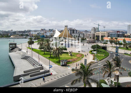 Une vue sur le front de mer de las palmas avec les gens marcher dans une journée ensoleillée Banque D'Images