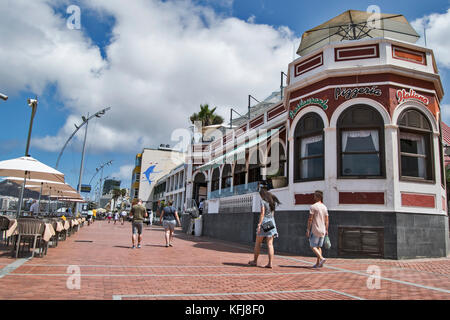 Une vue sur le front de mer de las palmas avec les gens marcher dans une journée ensoleillée Banque D'Images