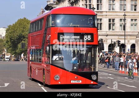 London bus can. Nouveau Routemaster Londres Bus conçu par Heatherwick Studio et fabriqué par Wrightbus, vu la conduite par Westminster, Londres. Banque D'Images