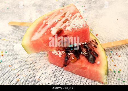 Tranches de melon d'eau dans la crème glacée forme. Fruit d'été populaires pastèque avec du glaçage et de chocolat sur bâton. Pastèque en forme de popsicle Banque D'Images