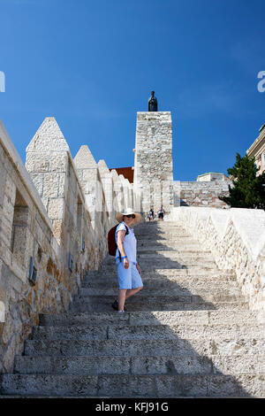 Escalier pour le château de Buda ; Vierge Marie statue sur les remparts du château, Fit woman tourist (Linda) portant un chapeau sur les mesures Banque D'Images