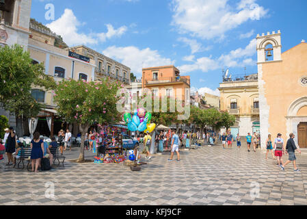 Taormina, Sicile, Italie - 21 août 2017 : les touristes visitent Piazza 9 Aprile - célèbre place de la ville avec de nombreux magasins et restaurants Banque D'Images