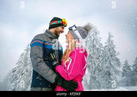 Couple heureux de planchistes s'amusant sur la montagne Banque D'Images