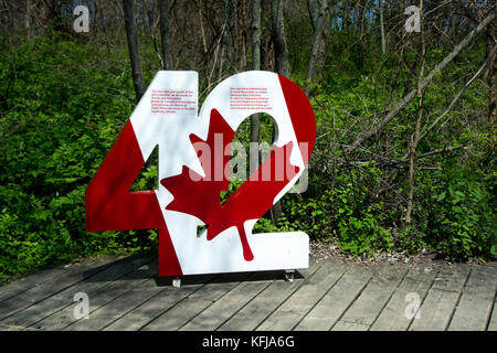 Un signe marquant le 42 degré de latitude, à proximité du point le plus au sud du Canada, dans le parc de la Pointe Pelée, en Ontario. Banque D'Images