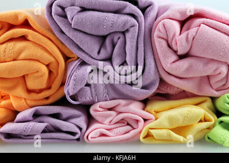 Fond textile multicolore. femme vestes de différentes couleurs. Banque D'Images