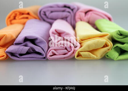 Fond textile multicolore. femme vestes de différentes couleurs. Banque D'Images