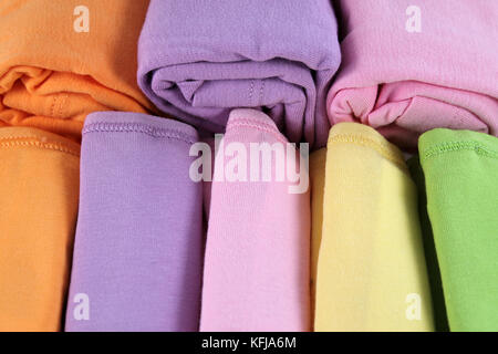 Fond textile multicolore. femme vestes de différentes couleurs. Banque D'Images