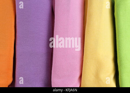 Fond textile multicolore. femme vestes de différentes couleurs. Banque D'Images