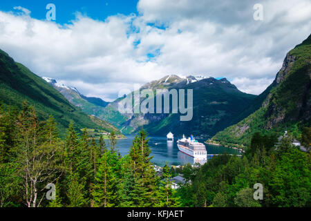 Vue imprenable sur le fjord sunnylvsfjorden Banque D'Images