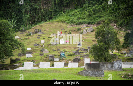 Suva, Fidji, Viti Levu-novembre 28,2016 : hillside cemetery avec les pierres tombales et d'une végétation luxuriante à Suva, Fidji Banque D'Images