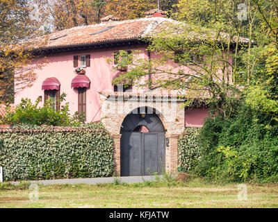 Piste cyclable le long du Naviglio Grande à partir de abbiategrasso à turbigo (Lombardie, Italie), près de Lesmo, à l'automne : maison ancienne Banque D'Images