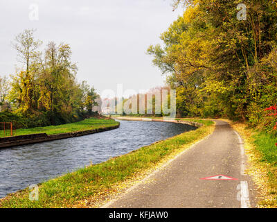 Piste cyclable le long du Naviglio Grande à partir de abbiategrasso à turbigo (Lombardie, Italie), près de Lesmo, à l'automne Banque D'Images