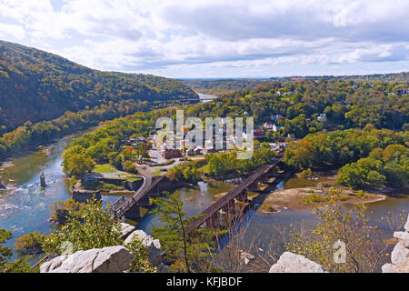 Harpers Ferry ville historique et le parc national comme vu à partir d'un point de haute montagne. Harpers Ferry automne panorama avec railroad ponts sur shenandoa Banque D'Images