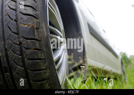 Roue de voiture sur une voiture à été Green grass Banque D'Images