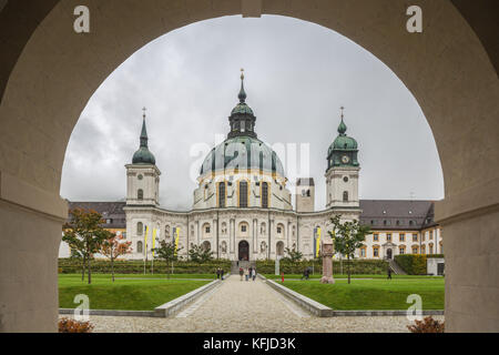 Editorial : ETTAL, BAVIÈRE, ALLEMAGNE, 1er octobre 2017 - entrée dans la cour de l'abbaye d'Ettal. Toute l'année et par tous les temps cette église attrac Banque D'Images