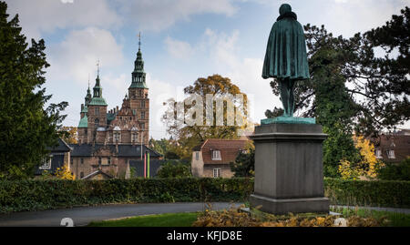 La statue en bronze de Tycho Brahe, astronome danois, surplombe le château de Rosenborg à l'observatoire Østervold, à Copenhague, au Danemark Banque D'Images