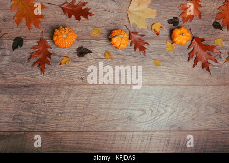 Arrangement de feuilles colorées d'automne, acorn, châtaigne fruit sur un fond de bois avec de l'espace libre pour le texte. Vue de dessus, la saison concept, effet rétro aux couleurs Banque D'Images