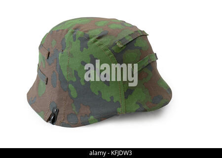 L'Allemagne à la ww2 casque de l'armée allemande. (modèle m35) avec du tissu camouflage sur fond isolé. Banque D'Images