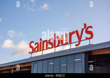 Le supermarché Sainsbury Superstore signer logo sur l'extérieur d'un bâtiment. Leicester North, Royaume-Uni Banque D'Images