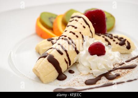 Dessert banane avec le chocolat et creama sans gras Banque D'Images