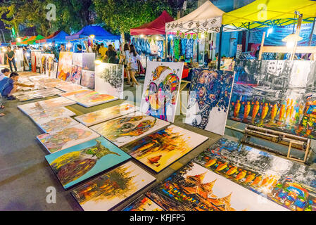 Chiang Mai, Thaïlande - 30 juillet : marché nocturne scène de peintures à vendre dans le célèbre marché du week-end de chiang mai, le 30 juillet 2017 à Chiang Mai Banque D'Images