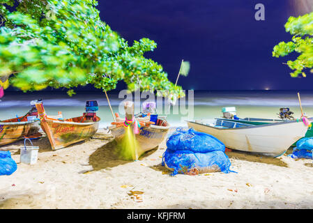 Pattaya, Thaïlande - 05 août : c'est une vue de la nuit de bateaux de pêche sur la plage de Jomtien une plage touristique célèbre le 05 août, 2017 à Pattaya Banque D'Images