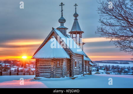 Petite église russe au coucher du soleil en hiver Banque D'Images