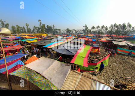 Vue de dessus de la mela poradaha poradaha traditionnels à garidaha gabtali près de la rivière dans l'upazila de bogra district. Bangladesh Banque D'Images